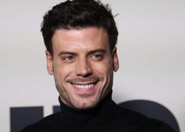 François Arnaud se trempe dans une chemise blanche moulante sur de nouvelles photos torrides