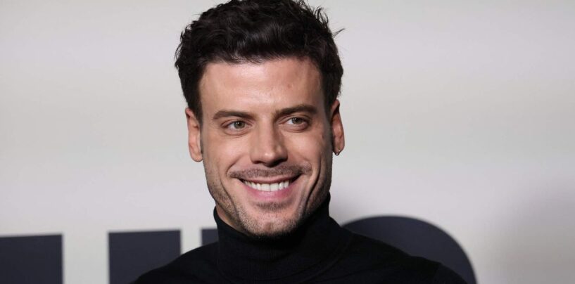 François Arnaud se trempe dans une chemise blanche moulante sur de nouvelles photos torrides