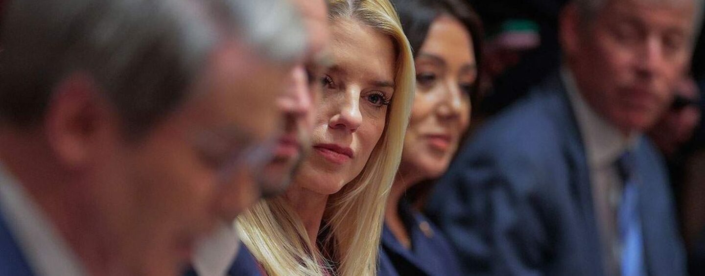 Une fois de plus, une femme prend la faute pour un président impopulaire