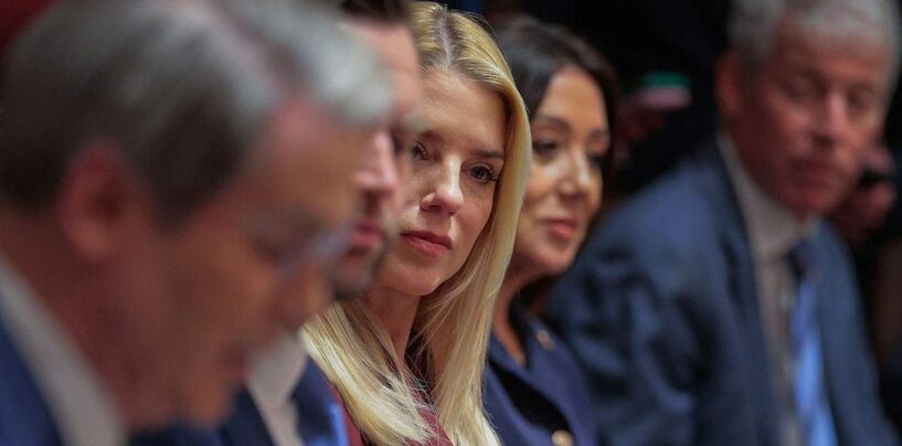 Une fois de plus, une femme prend la faute pour un président impopulaire