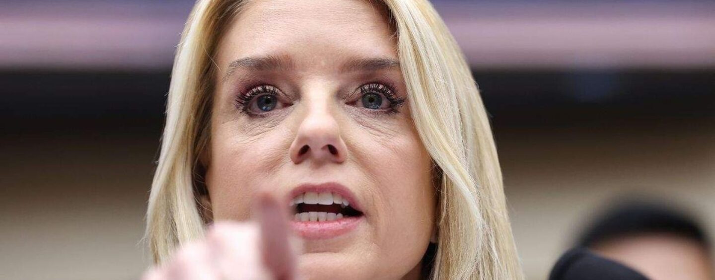 Au cours de son court mandat en tant que procureur général de Trump, Pam Bondi a terrorisé les Américains LGBTQ+