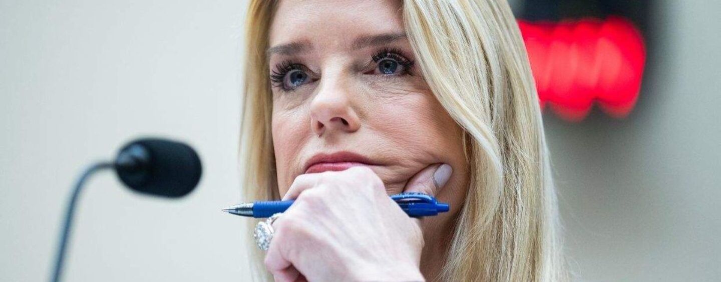 Pam Bondi, bientôt évincée, poursuit le Minnesota pour avoir laissé des athlètes trans participer à des sports scolaires