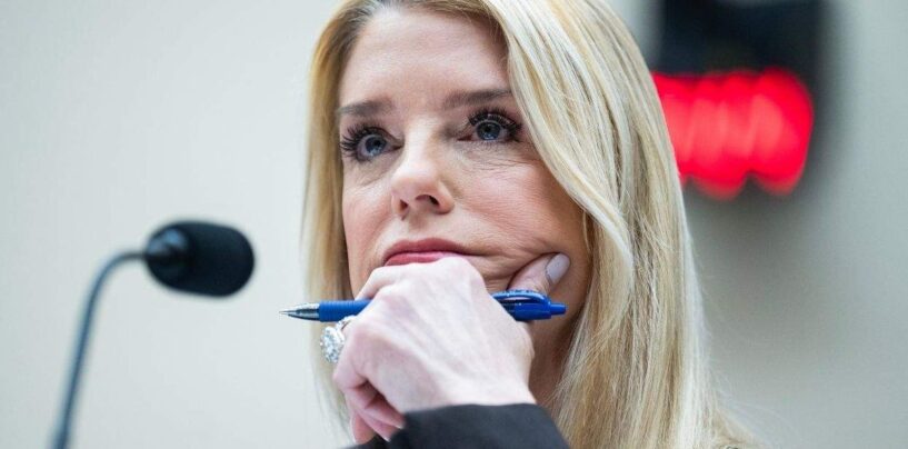 Pam Bondi, bientôt évincée, poursuit le Minnesota pour avoir laissé des athlètes trans participer à des sports scolaires