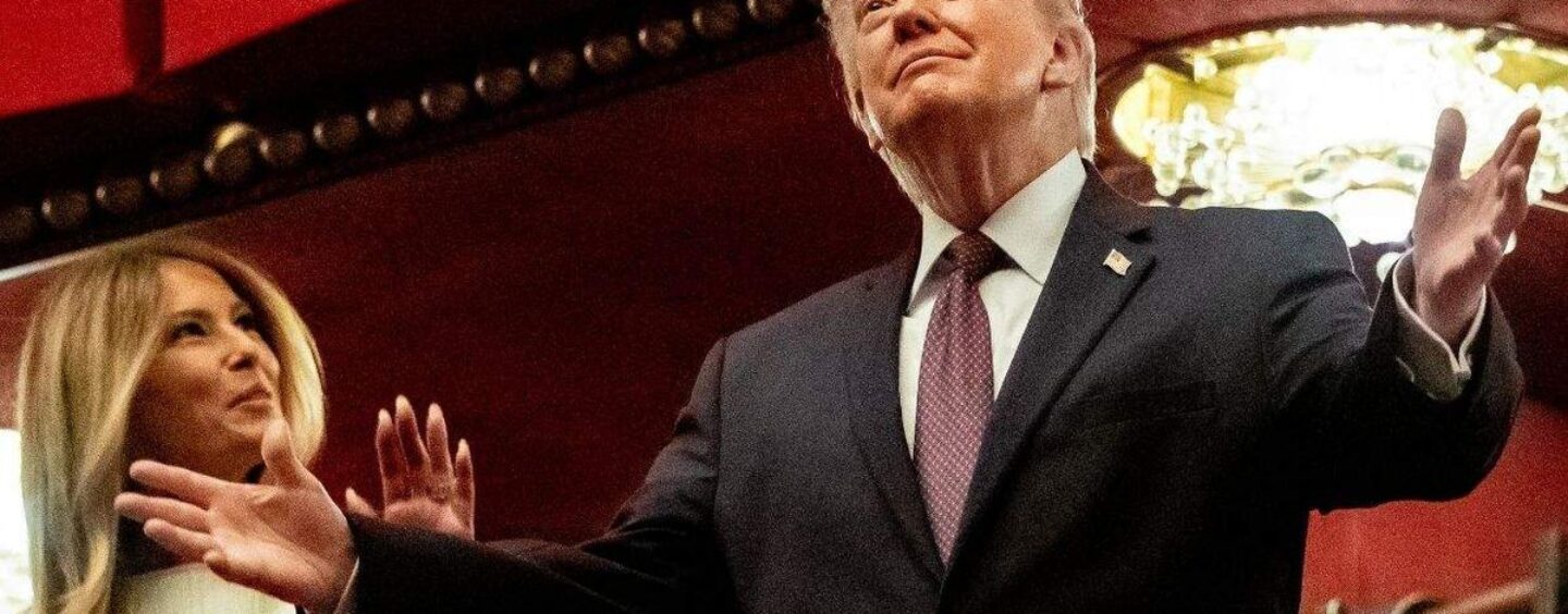 Un journaliste arrêté pour avoir hué Trump lors d'une représentation au Kennedy Center de Chicago