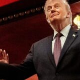 Un journaliste arrêté pour avoir hué Trump lors d'une représentation au Kennedy Center de Chicago