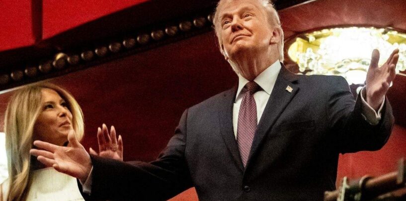 Un journaliste arrêté pour avoir hué Trump lors d'une représentation au Kennedy Center de Chicago