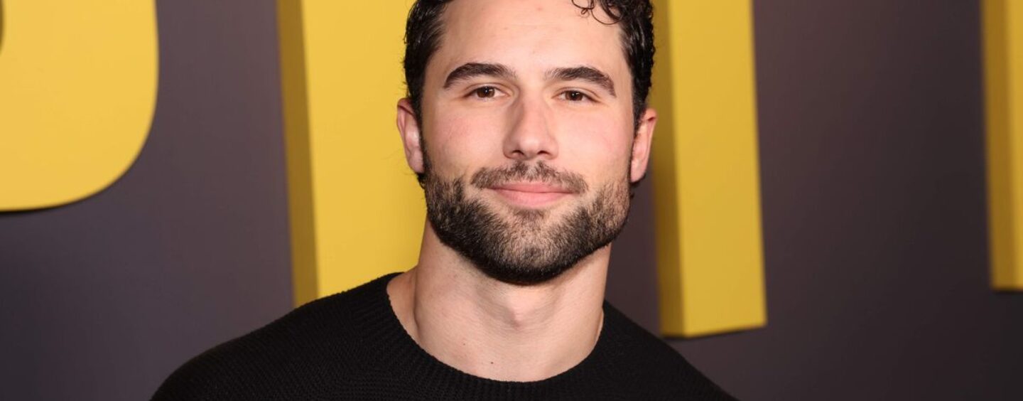 Robbie GK se met à genoux torse nu sur des photos torrides récemment divulguées