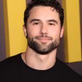 Robbie GK se met à genoux torse nu sur des photos torrides récemment divulguées