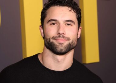 Robbie GK se met à genoux torse nu sur des photos torrides récemment divulguées