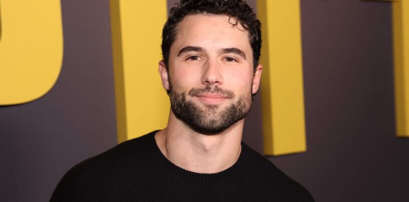 Robbie GK se met à genoux torse nu sur des photos torrides récemment divulguées