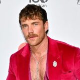 Zane Phillips montre ses muscles juteux dans The Comeback