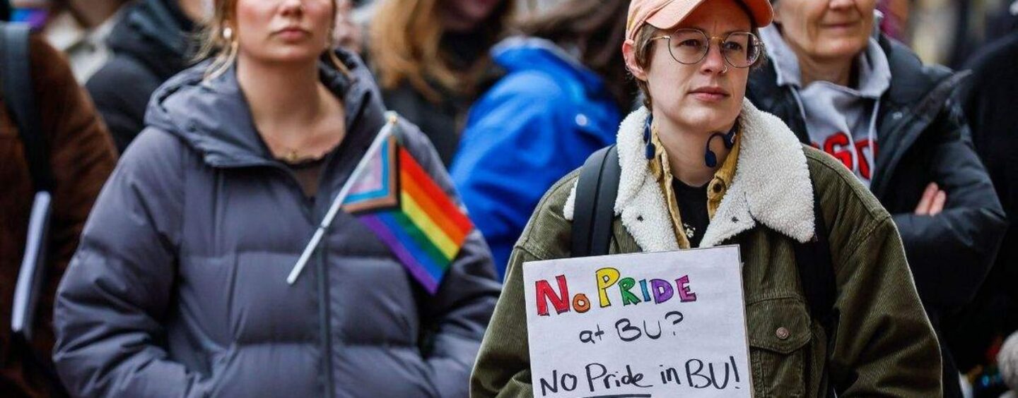 L'Université de Boston a retiré les drapeaux de la fierté. Des réactions négatives ont forcé le président à faire marche arrière
