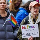 L'Université de Boston a retiré les drapeaux de la fierté. Des réactions négatives ont forcé le président à faire marche arrière