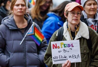 L'Université de Boston a retiré les drapeaux de la fierté. Des réactions négatives ont forcé le président à faire marche arrière