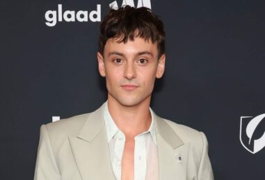 Tom Daley porte un Speedo serré dans de nouvelles photos virales de vacances