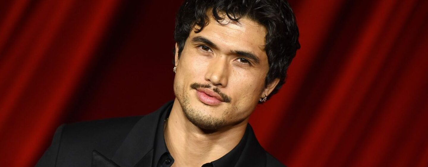 Charles Melton porte un short rouge moulant torse nu dans de nouvelles photos épicées