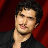 Charles Melton porte un short rouge moulant torse nu dans de nouvelles photos épicées