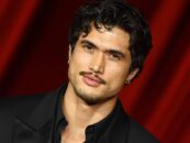 Charles Melton porte un short rouge moulant torse nu dans de nouvelles photos épicées