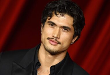 Charles Melton porte un short rouge moulant torse nu dans de nouvelles photos épicées