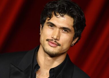 Charles Melton porte un short rouge moulant torse nu dans de nouvelles photos épicées