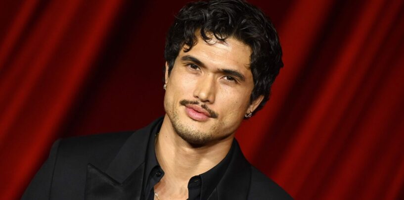 Charles Melton porte un short rouge moulant torse nu dans de nouvelles photos épicées