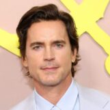 Matt Bomer parle de ses photos divulguées portant un short jaune moulant dans le nouveau film Outcome