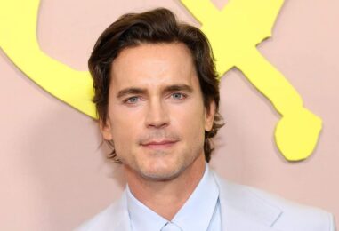 Matt Bomer parle de ses photos divulguées portant un short jaune moulant dans le nouveau film Outcome