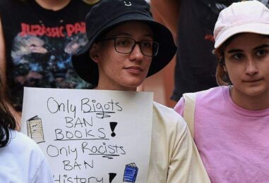 La Journée du silence fête ses 30 ans alors que les batailles scolaires anti-LGBTQ+ s'intensifient dans tout le pays