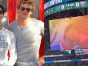 Les sosies de Heated Rivalry pimentent un match de hockey en s'embrassant sur le Jumbotron