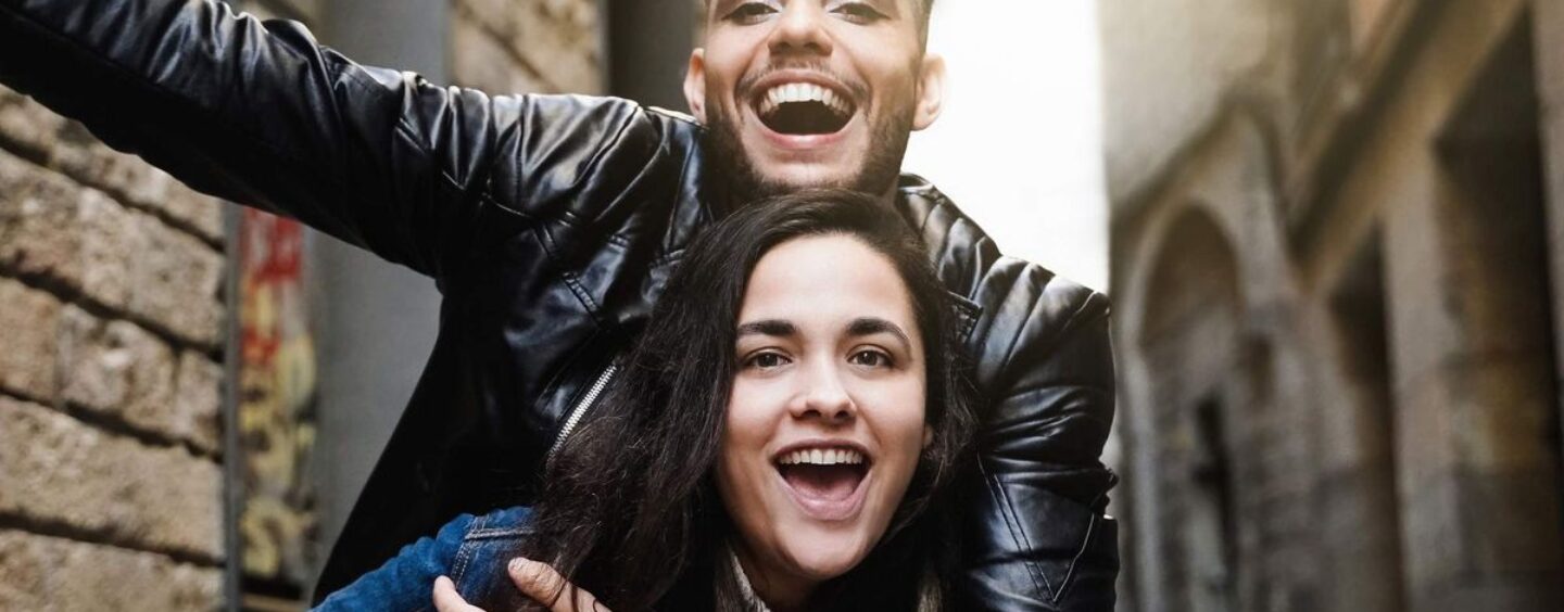 Célibataire et non binaire ? Voici 11 conseils de rencontres approuvés par des experts