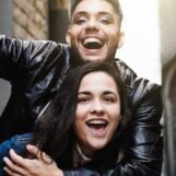 Célibataire et non binaire ? Voici 11 conseils de rencontres approuvés par des experts