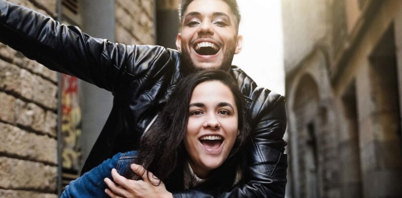 Célibataire et non binaire ? Voici 11 conseils de rencontres approuvés par des experts