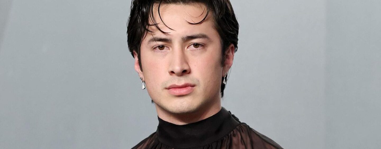 Hudson Williams porte un short blanc moulant et transpire dans une nouvelle vidéo