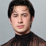 Hudson Williams porte un short blanc moulant et transpire dans une nouvelle vidéo