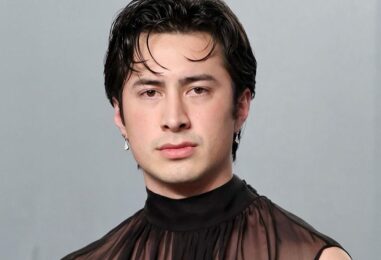 Hudson Williams porte un short blanc moulant et transpire dans une nouvelle vidéo