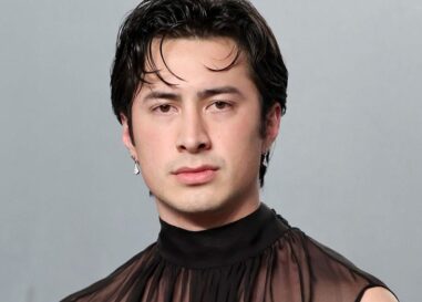 Hudson Williams porte un short blanc moulant et transpire dans une nouvelle vidéo