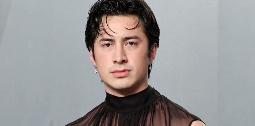 Hudson Williams porte un short blanc moulant et transpire dans une nouvelle vidéo