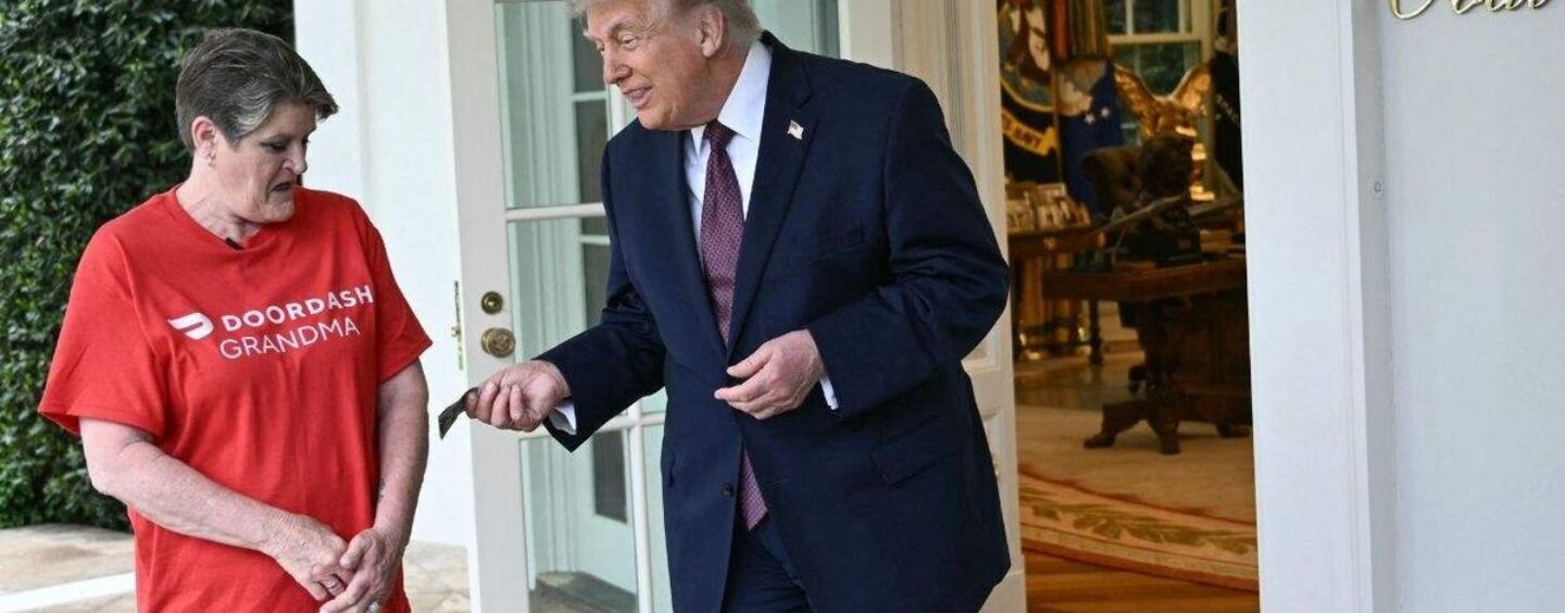 Trump a interrogé un employé américain sur les athlètes trans à la Maison Blanche. Cela s'est retourné de façon spectaculaire