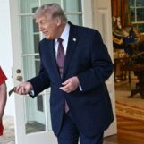 Trump a interrogé un employé américain sur les athlètes trans à la Maison Blanche. Cela s'est retourné de façon spectaculaire