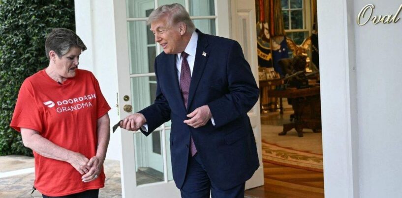 Trump a interrogé un employé américain sur les athlètes trans à la Maison Blanche. Cela s'est retourné de façon spectaculaire