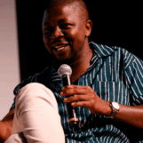 Il est venu ici par sécurité. L’Amérique l’a obligé à se battre pour cela.