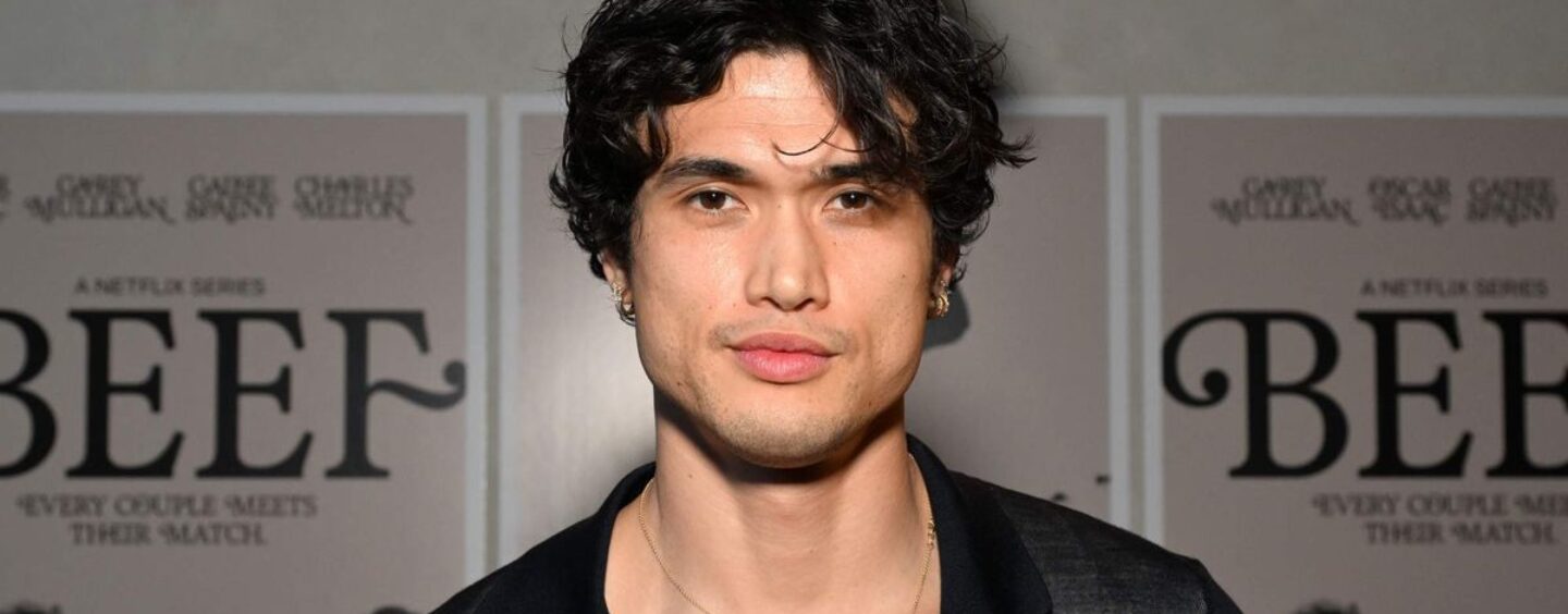 Charles Melton ne porte rien d'autre qu'une serviette dans un nouveau magazine épicé