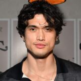 Charles Melton ne porte rien d'autre qu'une serviette dans un nouveau magazine épicé