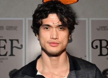 Charles Melton ne porte rien d'autre qu'une serviette dans un nouveau magazine épicé
