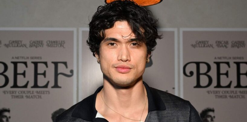 Charles Melton ne porte rien d'autre qu'une serviette dans un nouveau magazine épicé