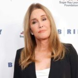 Caitlyn Jenner dit au podcast de droite qu'elle est « hypocrite » en acceptant le prix de « Femme de l'année »
