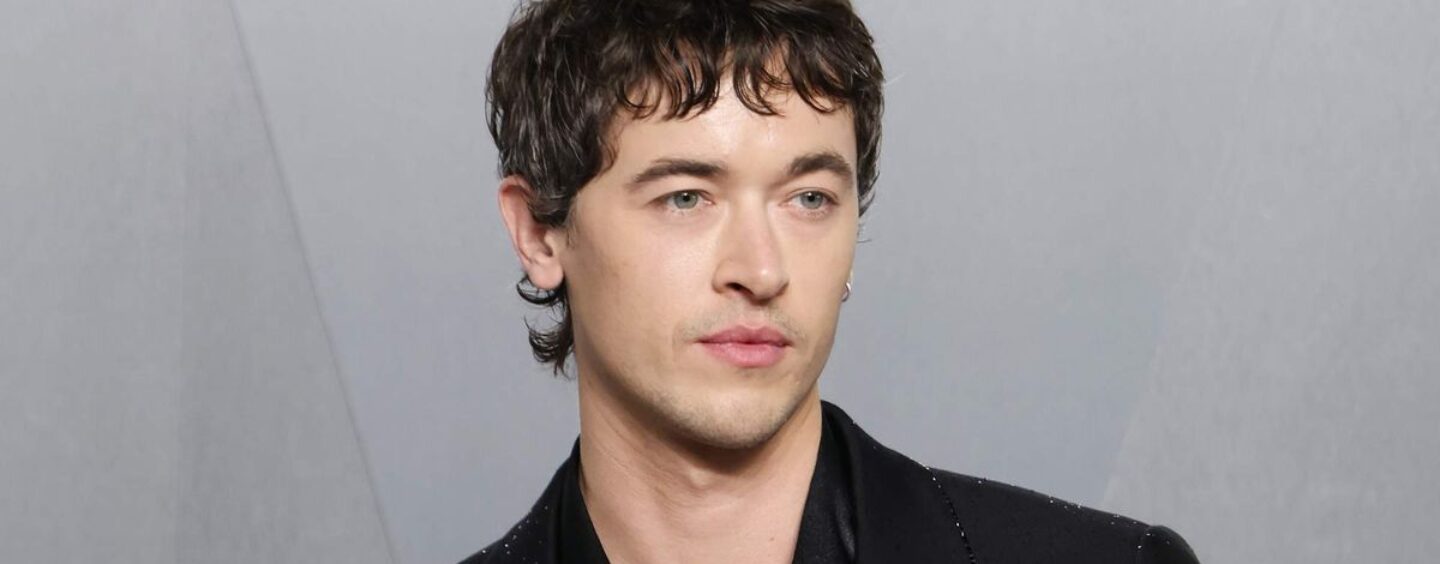 Tom Blyth se déshabille torse nu dans sa nouvelle campagne de maillots de bain