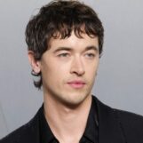 Tom Blyth se déshabille torse nu dans sa nouvelle campagne de maillots de bain