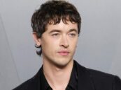 Tom Blyth se déshabille torse nu dans sa nouvelle campagne de maillots de bain