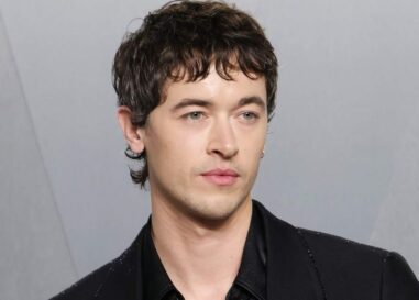 Tom Blyth se déshabille torse nu dans sa nouvelle campagne de maillots de bain